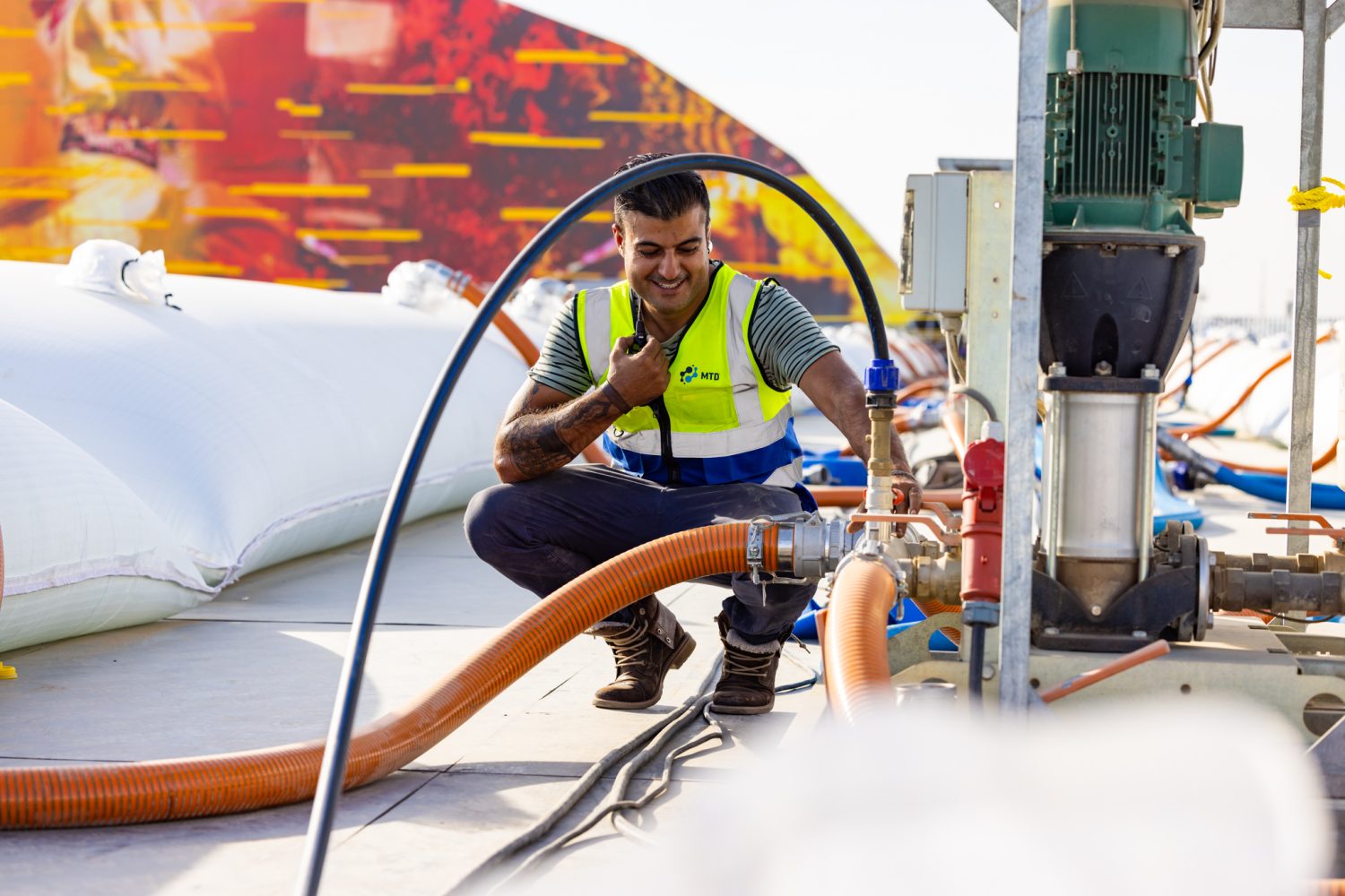 MTD technicien travaillant avec du matériel d'équipement pour l'eau potable