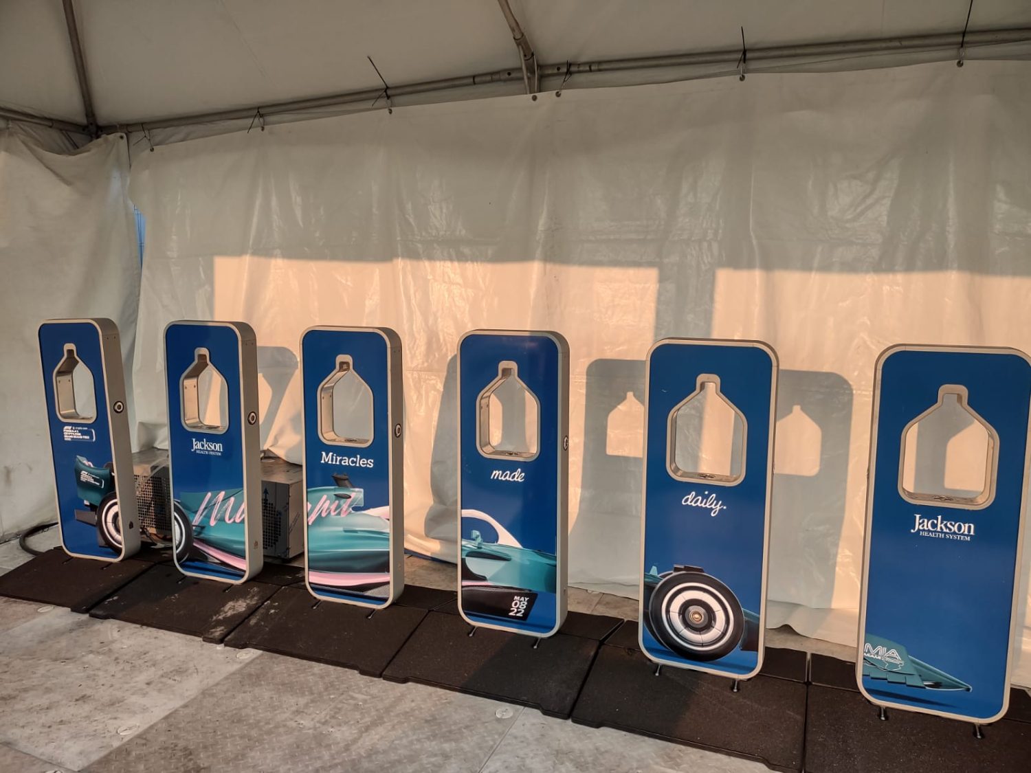 6 dispensadores de agua de la marca MTDs en una carpa en la F1 de Miami